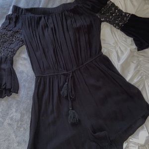 Black off the shoulder romper 🖤